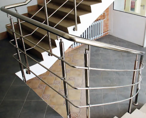 Как правильно ухаживать за лестницами из нержавеющей стали?